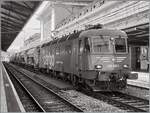 Die SBB Re 6/6 11626 (Re 620 026-5) Zollikofen mit  Schnauz  wartet in Lausanne mit einem Dienst Güterzug auf die Weiterfahrt in Richtung Palézieux.