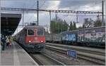 Die SBB Re 6/6 11667 (Re 620 067-9)  Bodio  fährt mit einem Güterzug durch den Bahnhof von Wohlen. Wohlen liegt im Freiamt an der Südbahn, einer wichtigen Zufahrtsstrecke für den Güterverkehr zum Gotthard.

6. Dez. 2024
