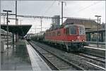 Die SBB Re 6/6 11631 (Re 620 031-5)  Dulliken  fährt während eines kurzen Regenschauers durch den Bahnhof von Neuchâtel. 

26. Juni 2024