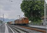 Die Blonay Chamby Bernina Bahn Ge 4/4 81 bei der Rückfahrt nach Blonay mit ihrem  Riviera Belle Epoque  fährt in St-Légier Gare durch.