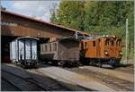 Die Bernina Bahn Ge 4/4 81 steht (fast wie bei einer Lokparade) mit zwei Wagen vor dem Dépôt in Chaulin.