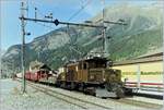 Die RhB Ge 6/6 412 rangiert in Zernez.