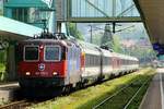 SBB Re 4/4 II 421 379-9 mit einem EC nach Zrich aufgenommen im Bhf von Bregenz.