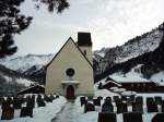 (142'600) - Die Kirche von Elm und das Martinsloch (rechts vom Kirchturm) am 23.