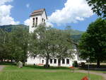 (206'940) - Die Kirche Lenk mit B�umen am 1.
