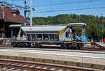 Vierachsiger Drehgestell Schotter-Kieswagen (Planum-Kiessandwagen), Xans 80 85 9874 704-2 CH-SBBI, der SBB Infrastruktur abgestellt am 08.09.2021 beim Bahnhof Spiez (CH).