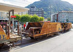 2-achsiger Talbot Schotterwagen mit 1 offenen Plattform RhB Xc 9421, ex RhB Fd 8661 am 12.09.2017 am Bahnhofsvorplatz im Zugverband eingereiht in einem aus Arosa kommenden Bauzug.