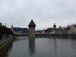 (148'940) - Die Kapellbr�cke mit dem Wasserturm in Luzern am 16.