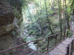 (175'200) - Auf einer Br�cke in der Areuse-Schlucht am 25.