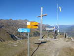 (185'850) - Wegweiser und Bergkreuz am 15.
