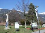 (259'792) - Denkmal f�r oberl�ndisches Turnfest in Frutigen 2022 und Fahne von Frutigen am 29. Februar 2024 in Frutigen