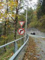 (130'317) - Verkehrsschilder Kein Vortritt + Rechtsabbiegen verboten am 11.