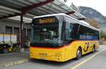 (281'524) - Flck, Brienz - Nr. 27/BE 868'727/PID 11'669 - Iveco am 16. Oktober 2025 in Meiringen, Postautostation