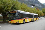 (281'534) - PostAuto Bern - Nr. 11'150/BE 823'685/PID 11'150 - Solaris (ex Nr. 685) am 16. Oktober 2025 beim Bahnhof Meiringen