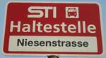 (133'312) - STI-Haltestellenschild - Thierachern, Niesenstrasse - am 16.