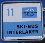 (260'561) - SKI-BUS INTERLAKEN-Haltestellenschild - Zweiltschinen, Bahnhof - am 19. Mrz 2024