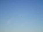 (139'863) - Ein Helikopter hoch �ber dem Creux du Van am 17.