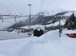(148'794) - Viel Schnee beim Bahnhof in Airolo am 9.