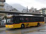 (270'011) - PostAuto Wallis - VS 455'600/PID 10'480 - MAN am 19. Dezember 2024 beim Bahnhof Brig