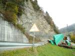 (130'316) - Im Frutigspissen Ladholz: Verblasstes Warnschild Achtung Steinschlag beim Felsen bei der Schmitte am 11.