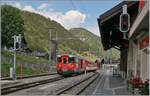 Der MGB Deh 4/4 23 erreicht mit seinem Regionalzug von Disentis nach Andermatt den Bahnhof von Sedrun.