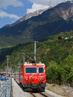 Die MGB HGe 4/4 II - 104 Furka (ex SBB 1951) kommt mit Glacier Express 911 aus Richtung Fiesch und fhrt in den Bahnhof (-vorplatz) Brig ein.