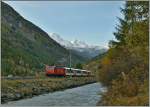 Von Zermatt kommend hat der Glacier Express rollt der Glacier Expres Täsch entgegen.