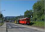 Der RhB ABe 4/4 35 der Blonay-Chamby Bahn mit den beiden RhB BC2 N° 121 und As2 N°2 als Riviera Belle Epoque Express auf der Rückfahrt von Vevey nach von Chaulin und verlässt den