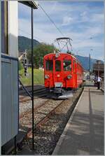 Der Bernina Bahn RhB ABe 4/4 I 35 ist als letzter Zug von Chaulin in Blonay angekommen und wird nun für die Leerrückfahrt ins Museum einen hier stehenden Personenwagen mitnehmen.