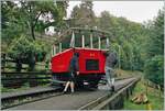 Nachdem der Dm 2/2 N° 3 der Blonay Chamby Bahn auf die im vorher gezeigten Bild aufgefahren und befestigt worden ist, kann das Fahrzeug relativ leicht gedreht werden. 
Das Bild entstand im Wald, zwischen Chantemerle und Vers-chez-Robert und gehört zum genialen Program der B-C  Autour de la voie ferrée / Rund um die eiserne Bahn (Herbstevent 2024)  

8. Sept. 2024  
 