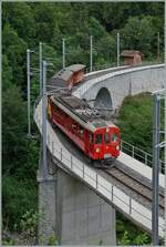 Der RhB Bernina Bahn ABe 4/4 35 der Blonay Chamby Bahn ist mit einem Reisezug nach Blonay unterwegs und fährt über den frisch sanierten Baye de Clarens Viadukt. 

8. Juni 2025