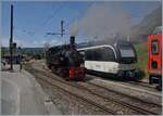 Vor dem Hintergrund moderner Fahrzeuge rangiert die Blonay-Chamby G 2x 2/2 105 in Blonay.