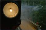 Für einmal der  Schweizer-Lichtwechsel  als Motiv, bzw. die Lampe der SEG G 2x 2/2 105 der Blonay Chamby Bahn während der Fahrt von Blonay nach Chamby mit einem durch Dampf und Wetter getrübten Blick auf den Baye de Clarens Viadukt.

9. Juni 2024