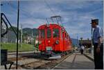 Der Bernina Bahn RhB ABe 4/4 I 35 der Blonay Chamby Bahn ist als letzter Zug von Chaulin in Blonay angekommen und wird nun für die Leerrückfahrt ins Museum einen hier stehenden Personenwagen