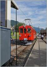 Der Bernina Bahn RhB ABe 4/4 I 35 der Blonay Chamby Bahn ist als letzter Zug von Chaulin in Blonay angekommen und wird nun fr die Leerrckfahrt ins Museum einen hier stehenden Personenwagen