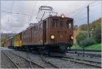 La DER de la Saison / Das Saison Ende der Blonay Chamby Bahn 2025 - Seit einigen Jahren zeigt die Blonay Chamby Bahn zum Saison Ende mit einem verdichteten Fahrplan noch einmal ihre herrlichen Fahrzeuge im Einsatz: Der Riviera Belle Epoque Zuges 813571 ist auf der Rückfahrt un konnte in Blonay gerade noch im letzten Licht fotografiert werden. An der Spite des Zuge ist die RhB Ge 4/4 81, am Schluss der RhB ABe 4/4 I 35, beide Triebfahrzeuge sind Eigenturm der Blonay-Chamby Bahn.
Der Zug muss im  Sandwich  gefahren werden, da Umbau Arbeiten in Vevey ein rangieren zur Zeit nicht ermöglichen. 

26. Oktober 2025