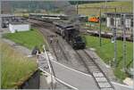 Mit einem Dampfzug der  Emmentalbahn  verlässt die E 3/3 853 (UIC 90 85 0008 573-3) den Bahnhof von Sumiswald-Grünen mit dem Ziel Wasen im Emmental. Im Hintergrund ist der VH-MThB ABe 4/4  N° 12 mit Bodan-Salon-Wagen und dem VH-MThB BDt zu sehen, der vor einer guten halben Stunde Sumiswald erreicht hat. 
Zudem wird in Kürze der OeBB Dampfzug aus Balsthal in Sumiswald eintreffen. 
Kurz zusammengefasst: heute findet der Gotthelf-Märit in Sumiswald statt. 

14. Juni 2025