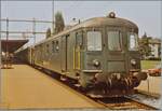 Der Gepäcksteuerwagen DZt wurde ab 1966 in zwei Tranchen bestellt und war Anfangs im hochwertigen Reisezugverkehr unterwegs, hier - Mitte der 1980 - dann vornehmlich im Regionalverkehr. 
Das Bild entstand in Dietikon und zeigt einen DZt an der Spitze eines Regionalzuges von Aarau nach Zürich HB. 

25. Juli 1984