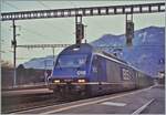 Die BLS Re 465 015-6 mit einem Schnellzug in Richtung Lausanne beim Halt in Martigny. 

Analogbild vom 10. Februar 2000