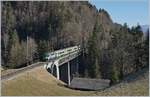 Die BLS Re 4/4 II 501 ist mit ihrem RE auf dem Weg nach Zweisimmen auf der Bunschenbachbrücke unterwegs.