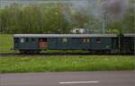 Vapeur Val-de-Travers: Train  Au fil de l'Areuse .

Der F4ü 11827 der SBB ist heute im Val Travers unterwegs. Als Küche hat er bei VVT eine neue Aufgabe gefunden. Couvet, Mai 2023.