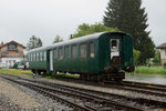 SBB/Vogelschutzverein Arch: Der seit Jahren in Arch stationierte ehemalige Mitteleinstiegwagen des Vogelschutzvereins Arch hat seinen Stammplatz verlassen und wartet nun auf einem Abstellgeleise des Bahnhofs Arch sein weiteres Schicksal ab. Auf der Aufnahme vom 12. Mai 2016 ist noch das erhaltene Vogelhäuschen ersichtlich.
Foto: Walter Ruetsch
