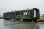 SBB/Vogelschutzverein Arch: Der seit Jahren in Arch stationierte ehemalige Mitteleinstiegwagen des Vogelschutzvereins Arch hat seinen Stammplatz verlassen und wartet nun auf einem Abstellgeleise des