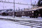 Der Altbauwagen B 7516 in Bern. Er trgt - fr einen Inlandwagen eher ungewhnlich - die Anschrift in allen drei Landessprachen. Dieser genietete Wagen stammt aus der Serie 7501-7573 (20-03 100...169), gebaut 1929-1930. Als kleines Detail fllt der Vorhang in einem Fenster auf, der wie damals blich braun war, ich glaube auch mit Schweizerkreuzmusterung. 17.Februar 1969. 