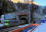 Steuerwagen der Autozüge durch den Lötschberg-Scheiteltunnel: Steuerwagen BDt 50 85 80-35 955 in einem eigenartig blassen Anstrich verlässt in Goppenstein gerade den