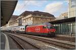 Die SBB Re 460 004-5 mit einem IR15 von Genève nach Luzern beim Halt in Lausanne.