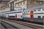 Der neu revidierter Doppelstockwagen (A 50 85 16 94 043-5 CH-SBB) im Detail und auch im Vergleich zu der bisherigne Farbgebung der  Bahn 2000  Doppelstockwagen.