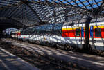 Licht und Schatten unter der bzw. durch Bahnsteigüberdachung vom Hbf Köln....
SBB Gotthard Panorama Express 1.Klasse Reisezugwagen (EC- Panorama-Wagen) Apm 61 85 10-90 101-0 CH-SBB am 12.08.2022 im Hbf Köln eingereiht in einen EC.

TECHNISCHE DATEN:
Spurweite: 1.435 mm
Anzahl der Achsen: 4 in 2 Drehgestellen
Länge über Puffer: 26.400 mm
Drehzapfenabstand: 19.000 mm
Eigengewicht: 49 t
Höchstgeschwindigkeit: 200 km/h
Sitzplätze: 54 (in der 1. Klasse)
Toiletten: 1
Bremse: Frein O-PR-Mg