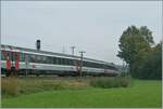 Fr den internationalen Verkehr beschaffte die SBB Grossraumwagen welche vom Wagenkasten her fr die 1. und 2. Klasse den gleichen Aufbau aufwiesen. Das Bild zeigt 2 Klasse Wagen bei Hergatz auf der Fahrt nach Mnchen. 

11. Sept. 2009 