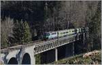 Die BLS Re 4/4 II 502 schiebt auf der Bunschenbachbrücke bei Weissenburg ihren aus EW III bestehenden RE in Richtung Spiez.